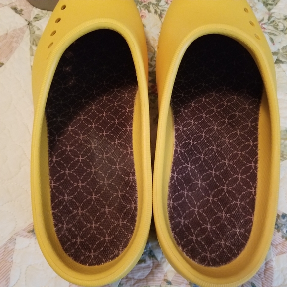 🌻 Crocs Clogs - Picture 6 of 9